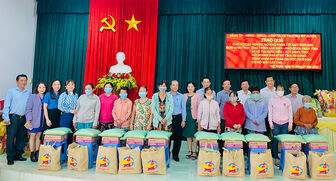 Hội Doanh nhân trẻ tỉnh An Giang tặng quà Tết cho hộ nghèo, cận nghèo ở TP. Long Xuyên