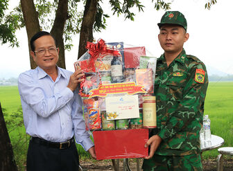 Phó Chủ tịch HĐND tỉnh An Giang Đỗ Tấn Kiết chúc Tết các đơn vị quân đội, gia đình chính sách tại huyện Tịnh Biên