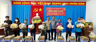 Trao "Mái ấm đồng đội" và tặng quà Tết hộ nghèo ở 2 phường Bình Đức và Bình Khánh