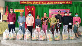 UBMTTQVN huyện Châu Phú trao 250 phần quà Tết cho người nghèo, người bán vé số