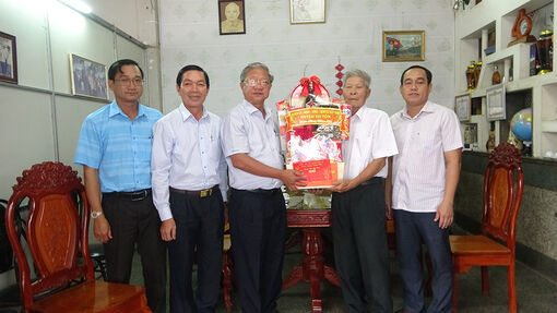Bí thư Huyện ủy Tri Tôn chúc Tết nguyên lãnh đạo huyện