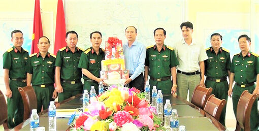 Bí thư Thành ủy, Chủ tịch UBND TP. Châu Đốc thăm, chúc Tết lực lượng vũ trang