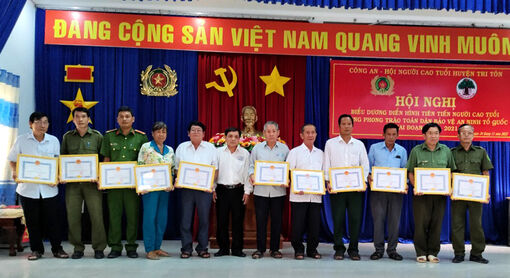 Người cao tuổi giữ gìn an ninh trật tự