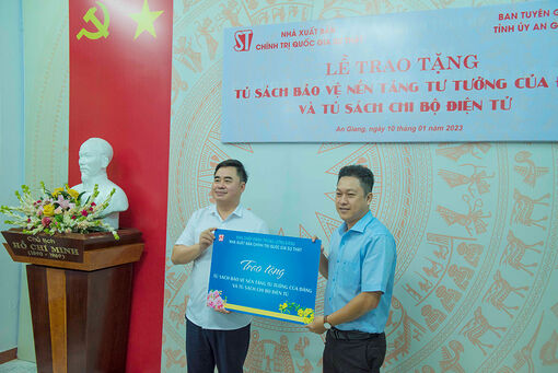Nhà Xuất bản Chính trị quốc gia Sự thật tặng Ban Tuyên giáo Tỉnh ủy An Giang tủ sách điện tử