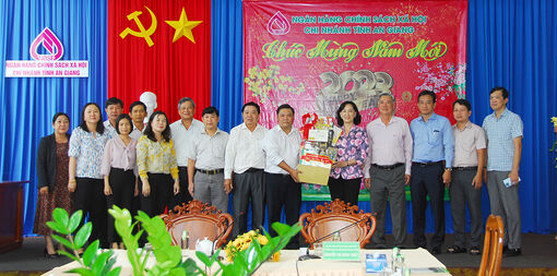Phó Chủ tịch UBND tỉnh An Giang Nguyễn Thị Minh Thúy chúc Tết các doanh nghiệp