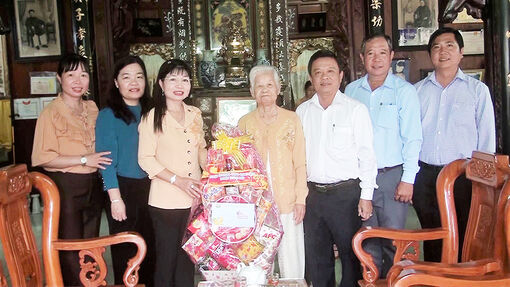Trưởng đoàn Đại biểu Quốc hội tỉnh An Giang Trần Thị Thanh Hương tặng quà Tết cho 30 hộ nghèo xã Vĩnh Phú