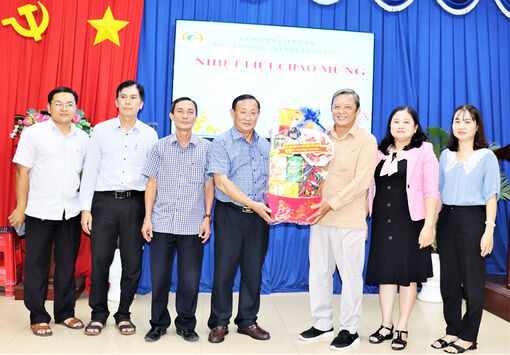 Chủ tịch UBMTTQVN tỉnh An Giang Nguyễn Tiếc Hùng chúc Tết Công ty Cổ phần Môi trường đô thị An Giang