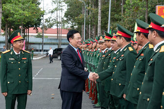 Chủ tịch Quốc hội Vương Đình Huệ thăm, chúc Tết Bộ Chỉ huy Quân sự tỉnh An Giang