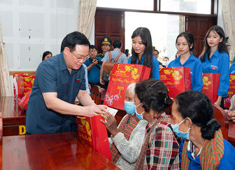 Chủ tịch Quốc hội Vương Đình Huệ thăm, tặng quà Tết các gia đình chính sách, hộ nghèo, đồng bào dân tộc tỉnh An Giang