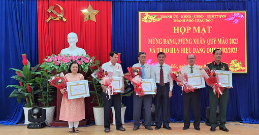 Thành ủy Châu Đốc họp mặt mừng Đảng, mừng Xuân