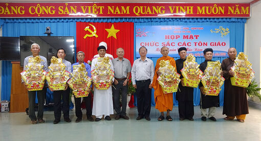 Tri Tôn họp mặt chức sắc các tôn giáo mừng xuân