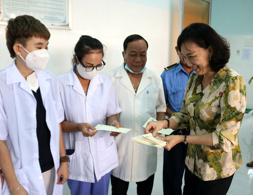Phó Chủ tịch UBND tỉnh An Giang Nguyễn Thị Minh Thúy thăm, chúc Tết Sư đoàn 4 và các cơ sở bảo trợ ở huyện Tri Tôn
