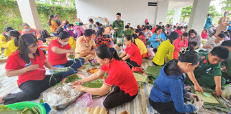2.000 đòn bánh tét tặng người dân khó khăn và lực lượng vũ trang TP. Châu Đốc