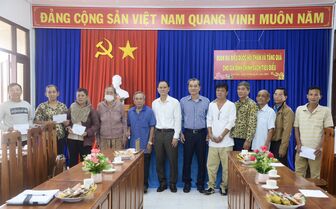 Đoàn đại biểu Quốc hội tỉnh An Giang tặng quà 10 gia đình chính sách tiêu biểu tại huyện Châu Phú