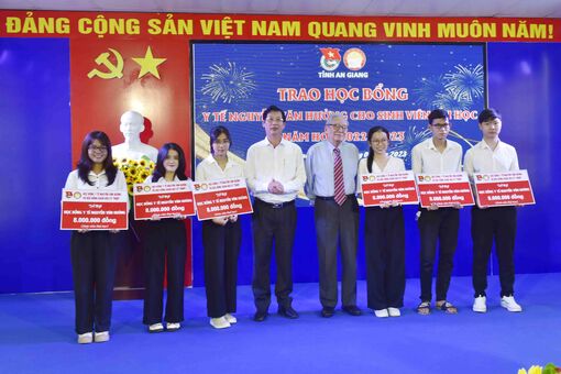 Trao Học bổng Y tế Nguyễn Văn Hưởng và Học bổng Khoa học kỹ thuật năm học 2022- 2023