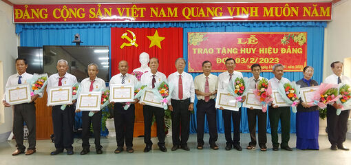 Ban Thường vụ Huyện ủy Tri Tôn trao Huy hiệu Đảng đợt 3/2