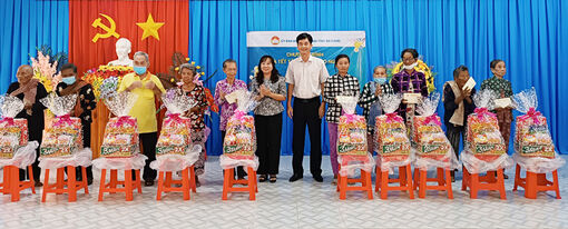 UBMTTQVN tỉnh An Giang tặng quà Tết hộ nghèo huyện Thoại Sơn