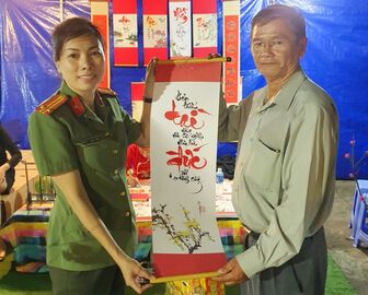 Công an huyện Châu Thành tổ chức gian hàng mừng Xuân cho công nhân