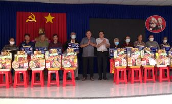 Công ty TNHH MTV Xổ số Kiến thiết An Giang bàn giao 30 căn nhà Đại đoàn kết cho hộ nghèo huyện Phú Tân