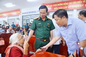 Đoàn đại biểu Quốc hội tỉnh An Giang và QK9 tặng quà Tết người dân huyện Châu Phú