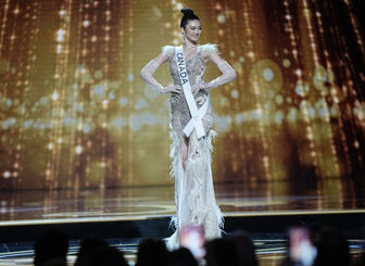 Hoa hậu Hoàn vũ Canada đẹp yêu kiều trong váy chim công của NTK Việt