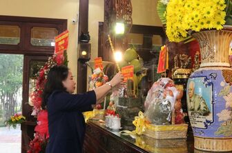 Phó Chủ tịch nước Võ Thị Ánh Xuân dâng hoa, dâng hương tại Đền thờ Chủ tịch Tôn Đức Thắng