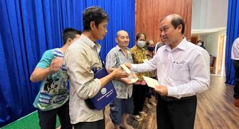 Trung ương Hội Nông dân Việt Nam tặng quà Tết cho 400 hộ nghèo, hộ khó khăn Tết Nguyên đán Quý Mão 2023