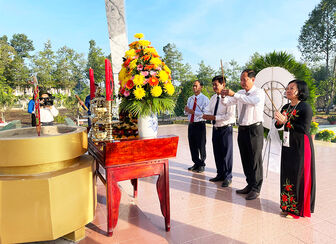 Huyện Châu Phú viếng Nghĩa trang liệt sĩ và khánh thành công viên Vịnh Tre