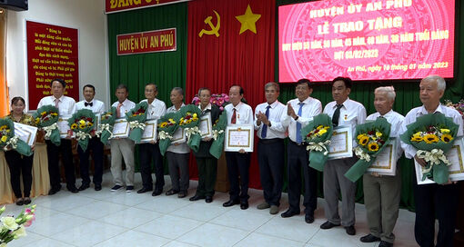 Ban Thường vụ Huyện ủy An Phú trao Huy hiệu Đảng đợt 3/2