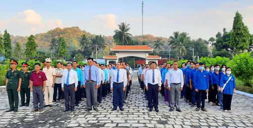 Huyện ủy,  HĐND, UBND, UBMTTQVN Tịnh Biên tổ chức viếng nghĩa trang liệt sĩ nhân dịp Tết Nguyên đán Quý Mão 2023