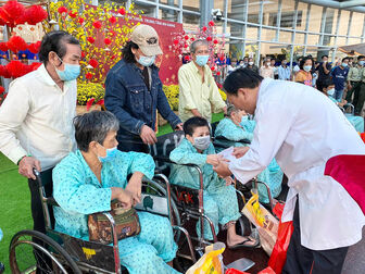 Bệnh viện Đa khoa Trung tâm An Giang trao 200 phần quà Tết cho bệnh nhân