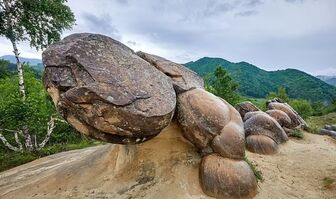 Những tảng đá bí ẩn biết ‘sinh nở’ ở Romania