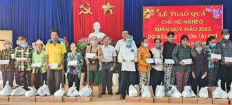 Trao quà Tết cho 118 hộ nghèo, khó khăn ở TP. Châu Đốc