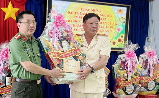 Giám đốc Công an tỉnh An Giang thăm, chúc Tết Công an 2 địa phương biên giới