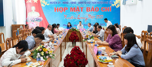 Huyện ủy, HĐND, UBND, UBMTTQVN huyện Phú Tân họp mặt báo chí mừng Đảng, mừng Xuân Quý Mão 2023