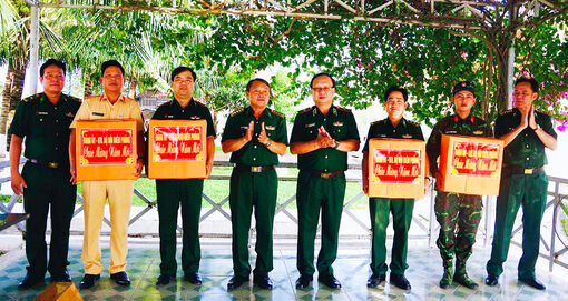 Thiếu tướng Nguyễn Hoài Phương, Phó Tư lệnh Bộ đội Biên phòng thăm, chúc Tết lực lượng làm nhiệm vụ trên sông Tiền