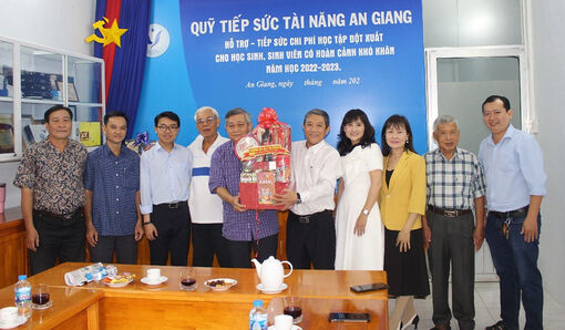 Trường Đại học An Giang chúc Tết Quỹ Tiếp sức tài năng An Giang