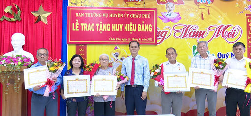Ban Thường vụ Huyện ủy Châu Phú trao Huy hiệu Đảng đợt 3/2
