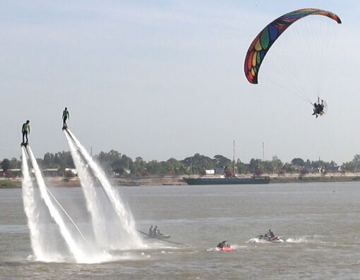 Biểu diễn dù lượn, máy bay mô hình và Flyboard mừng Xuân Quý Mão 2023 tại TX. Tân Châu