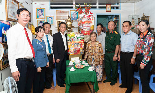 Lãnh đạo tỉnh An Giang chúc Tết mẹ Việt Nam Anh hùng, các đồng chí nguyên Bí thư Tỉnh ủy và lực lượng vũ trang