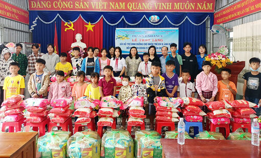 Tặng quà đoàn viên, người lao động, trẻ em bị ảnh hưởng bởi dịch COVID-19 và hội viên nông dân ở Châu Phú