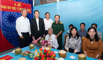 Bí thư Tỉnh ủy An Giang Lê Hồng Quang chúc Tết, tặng quà cho người nghèo ở TP. Châu Đốc và 2 huyện Tịnh Biên, Tri Tôn