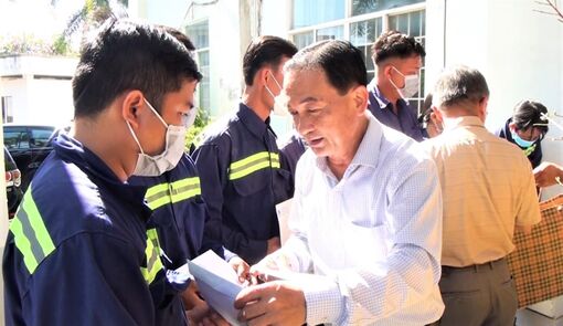 Lãnh đạo TP. Châu Đốc thăm, chúc Tết Xí nghiệp Môi trường Đô thị thành phố