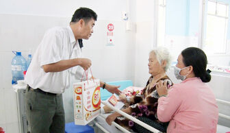 Phó Chủ tịch UBND huyện Phú Tân thăm, tặng quà Tết cho bệnh nhân nằm viện