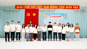 UBND xã Vĩnh Thành tuyên dương 69 học sinh đỗ đại học, cao đẳng