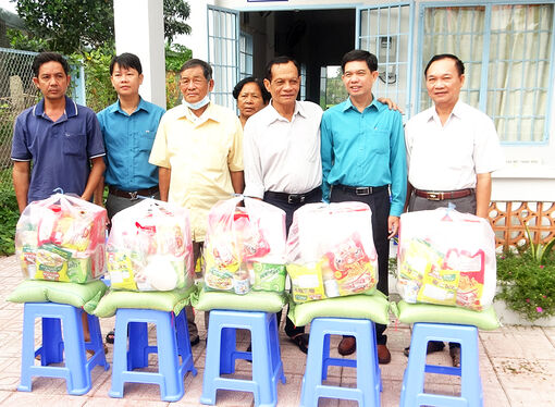 Công ty TNHH Liên doanh Antraco tặng 1.800 phần quà Tết cho người dân
