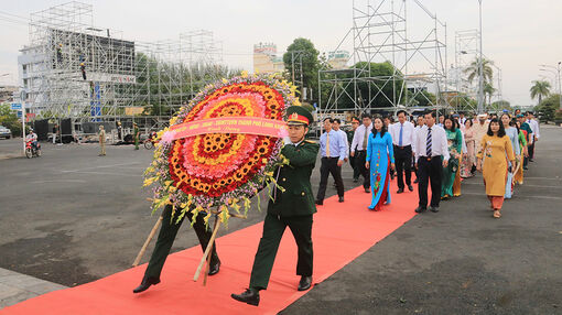 Thành ủy, HĐND, UBND, UBMTTQVN TO. Long Xuyên dâng hoa, viếng đền thờ Chủ tịch Tôn Đức Thắng ngày mùng 1 Tết