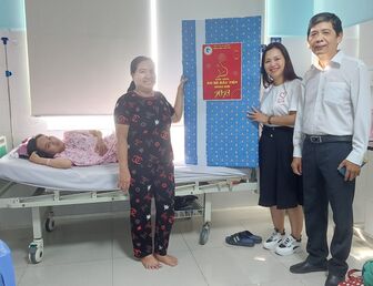 Bệnh viện Sản- Nhi An Giang chào đón bé gái đầu tiên ra đời giờ giao thừa năm 2023