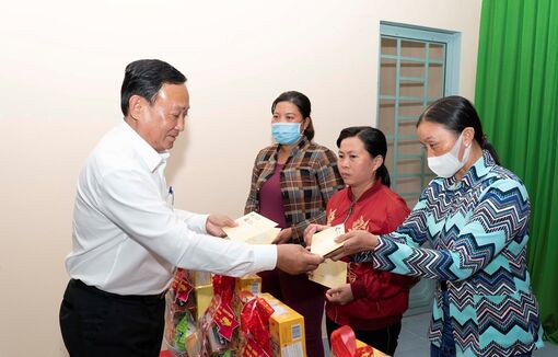 An Giang vận động và trao tặng trên 172.000 phần quà Tết cho người dân