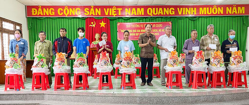 Châu Phú trao tặng hơn 8.500 suất quà Tết cho người dân